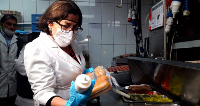 Inspectores encontraron desagradables sorpresas en local de comida en el Día del Completo