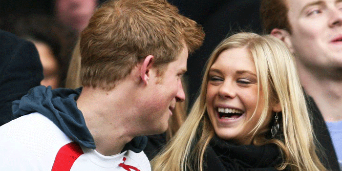 Exnovia de príncipe Harry se convierte en blanco de bromas por su presencia en boda real