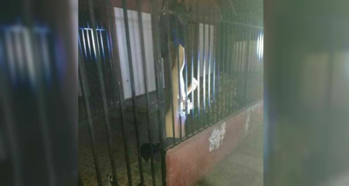 Ladrón vivió vergonzoso impasse tras intento de robo: quedó desnudo y colgado de una reja