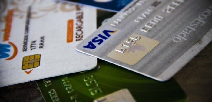 Estudio de género revela que hombres se endeudan el doble que las mujeres en Chile