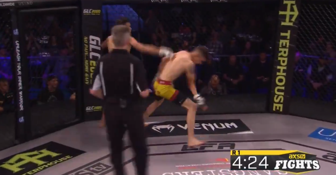 Brutal: luchador de MMA no se percató que había lesionado al rival y lo siguió atacando