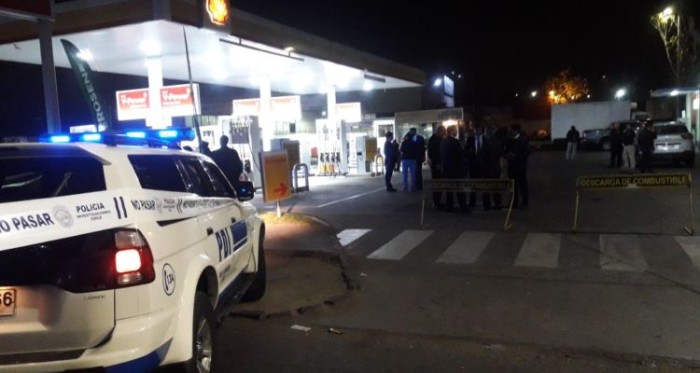 Jóvenes trataron de robar auto y terminaron muertos: víctima los repelió con su arma