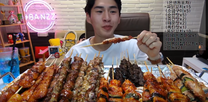 Mukbang: la curiosa tendencia en la que los youtubers se hacen famosos sólo por comer