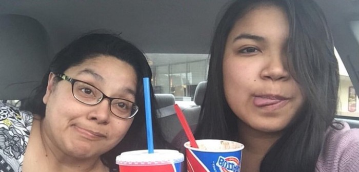 Tradicional fotografía escolar de una joven con su madre conmueve por el giro en historia