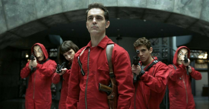 Fotografían a actor tras Berlín de 'La Casa de Papel' junto a su misteriosa y joven pareja
