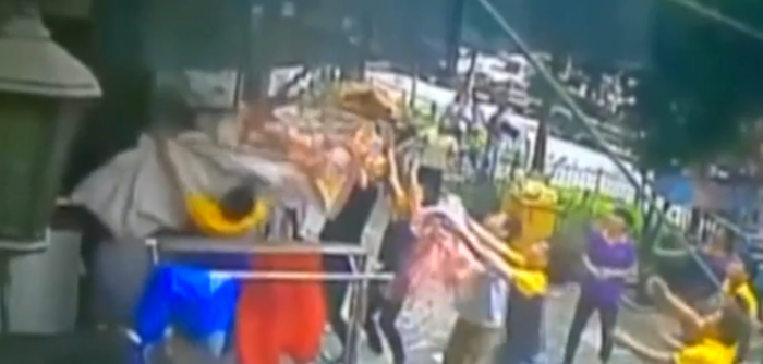 Evitaron una tragedia: captan momento en que peatones salvan a niño que cayó de sexto piso