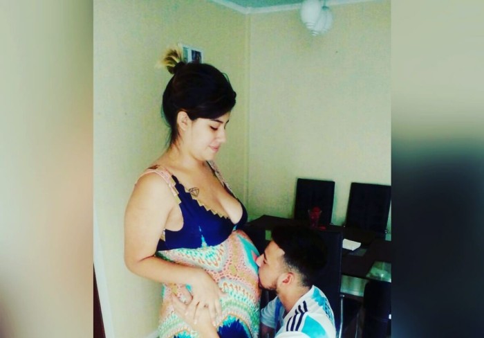 Mujer llegó con contracciones a hospital, la mandaron para la casa y dio a luz en su baño