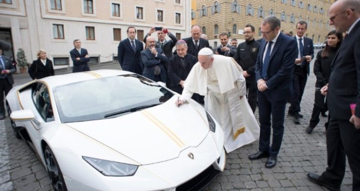 Lamborghini firmado y bendecido por el Papa acaba subastado por más del doble de su valor