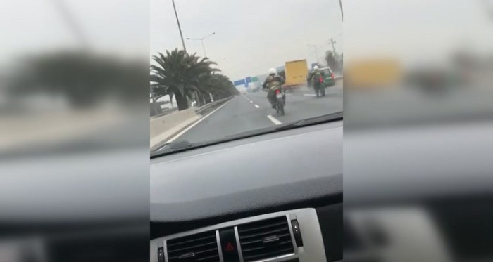 De película: registran persecución y posterior colisión entre camión y vehículo policial