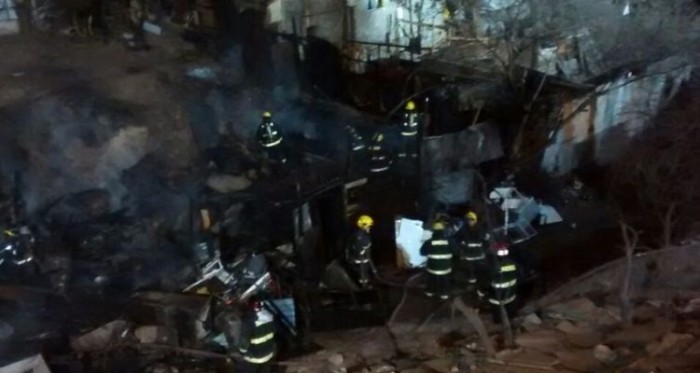 Hombre quiso expulsar a su hijastro de la casa: prendió fuego y quemó otras dos viviendas