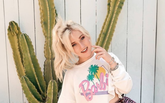 Vesta Lugg posó desnuda junto a dos amigos en medio de período de cambio