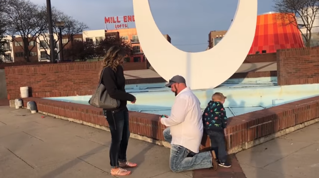 Niño quiso orinar en el momento menos indicado y se hizo viral: su padre pedía matrimonio