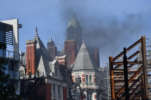 Incendio afectó a lujoso hotel de Londres: entre los evacuados estaría Robbie Williams