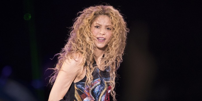 Shakira genera controversia por usar collar con supuesto símbolo nazi en su gira