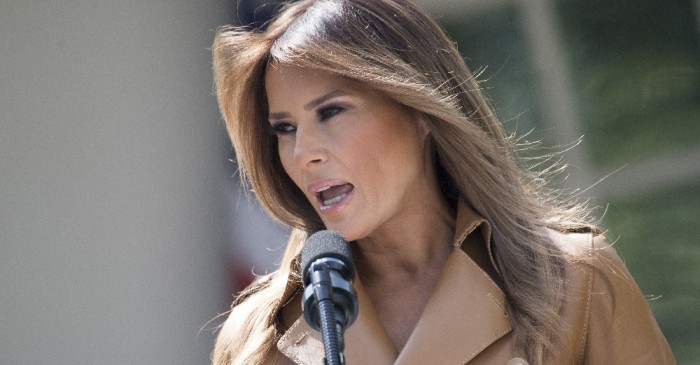 Mensaje en chaqueta de Melania Trump desató polémica durante visita a niños migrantes