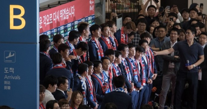 Hinchas furiosos por quedar fuera del Mundial: recibieron a Corea del Sur con 'huevazos'