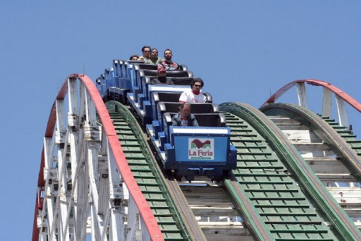 De espanto: dos personas cayeron 10 metros desde montaña rusa que se descarriló en EE.UU.
