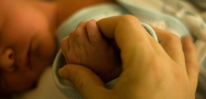 Padre se quedó dormido con su bebé en el pecho: al despertar se dio cuenta que lo asfixió