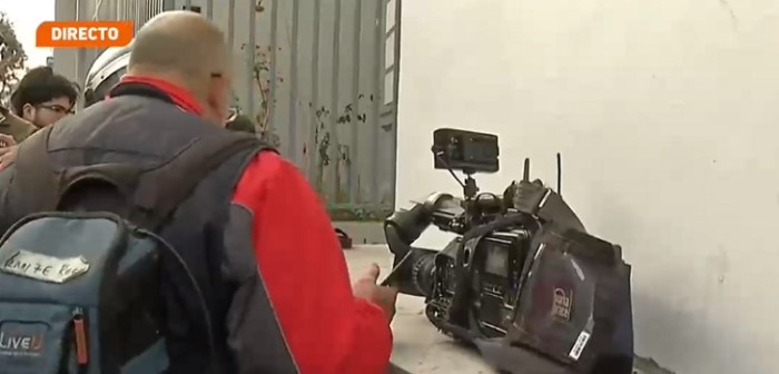 Turba de alumnos atacó a equipo de prensa de TVN durante emergencia en Liceo de Aplicación