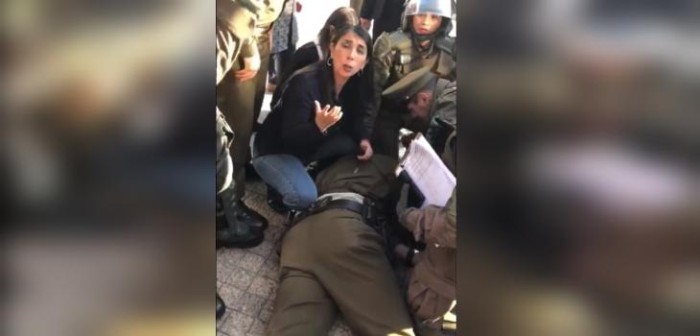 Registran violenta agresión con roca a carabinero durante manifestación: cayó inconsciente