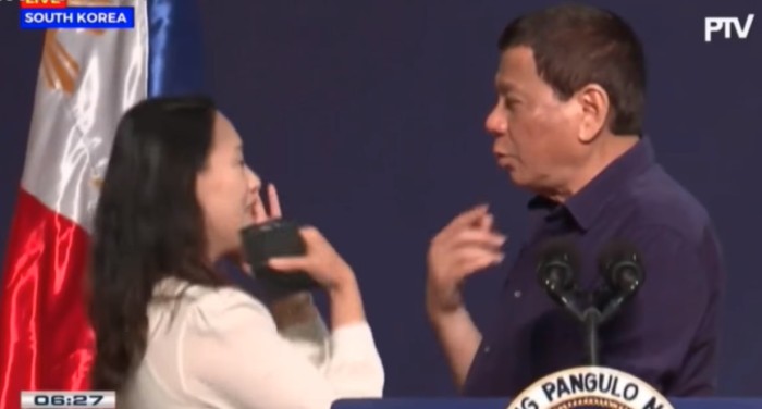 Registran indignante gesto de presidente de Filipinas con una mujer: ordenó que lo besara