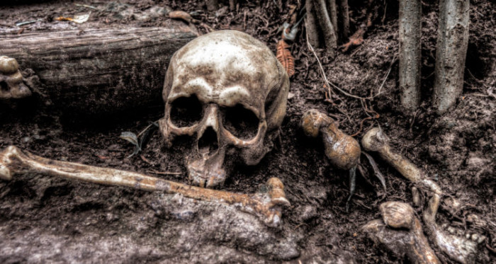 Desenterró por error los restos de expareja de su novia: había sido asesinado hace 21 años