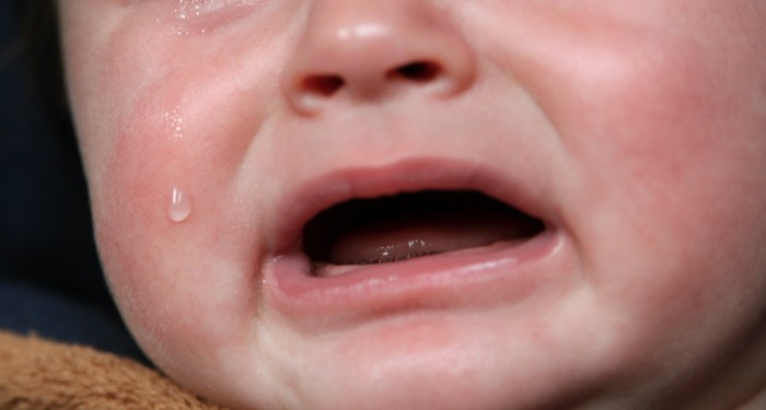 Difunden cruda escena en que padre abandona a recién nacido en India: la razón es insólita