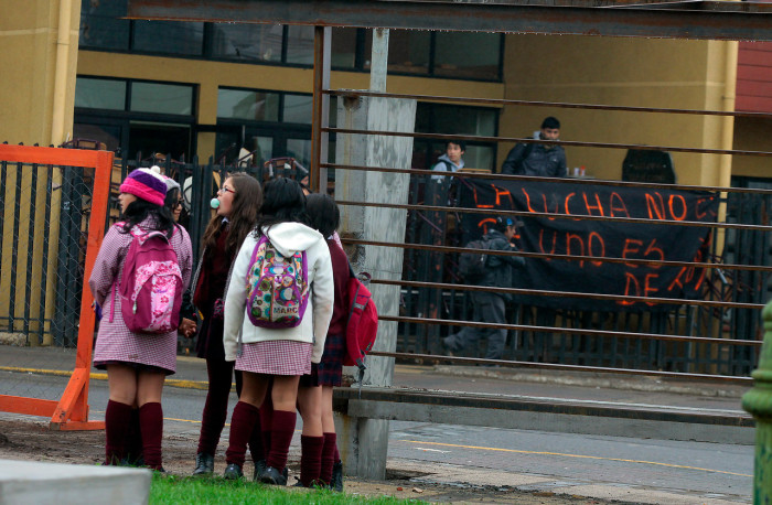 Registran brutal pelea entre jóvenes en Maipú: vecino que intentó separarlas fue agredido