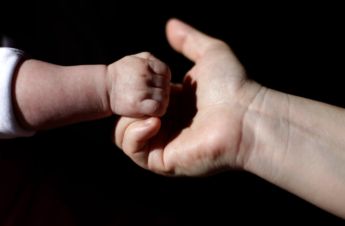 Niña de 1 año habría sido agredida por su tía en La Araucanía: fue pateada en la cabeza