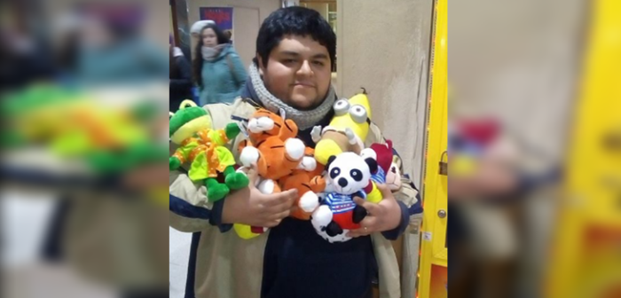 Joven de Temuco muestra el sencillo truco para sacar peluches desde máquina tragamonedas