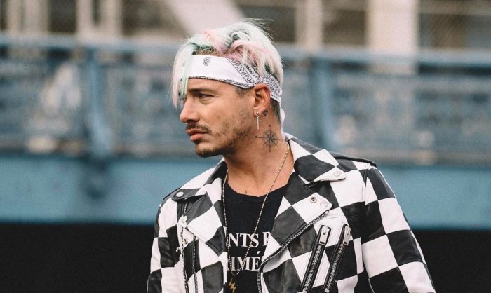 7 exclusivos (y costosos) looks de J Balvin que puedes imitar por poco dinero