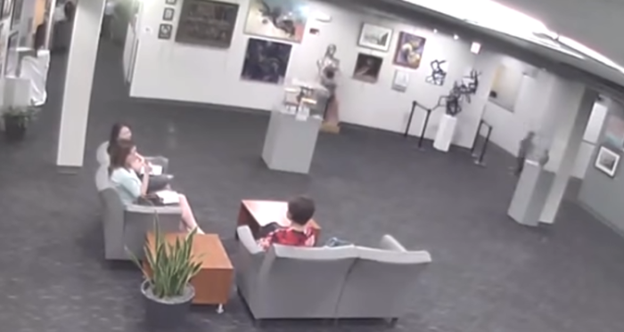 Niño rompió sin querer costosa escultura de $80 millones: sus padres tendrán que pagarla