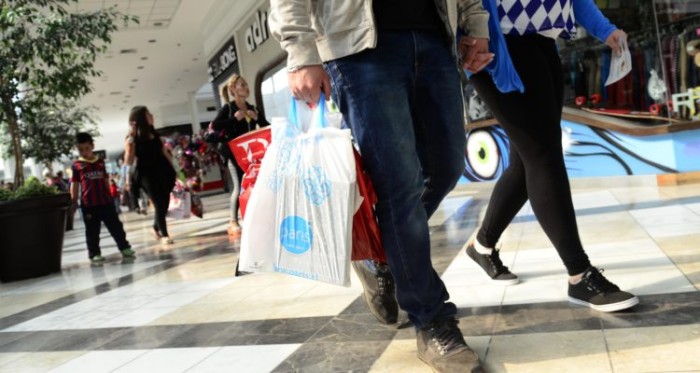 Cifra INE: la mayoría de los hogares chilenos gastan más de lo que ganan mensualmente