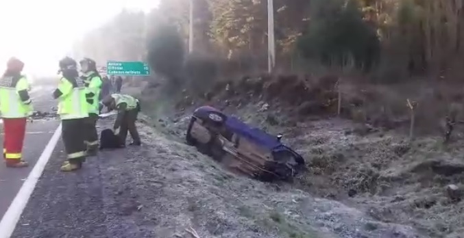 Vía escarchada lo habría causado: choque dejó un muerto, un auto volcado y otro destruido