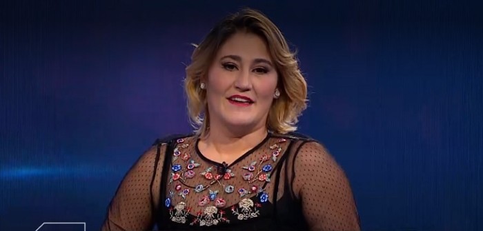 Y eso que son colegas: la ácida dedicatoria de Belén Mora a Karol Lucero en programa de TV