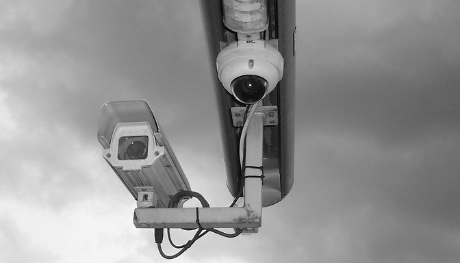 Escándalo en Gendarmería: funcionarias descubren cámara oculta que las espiaba en el baño