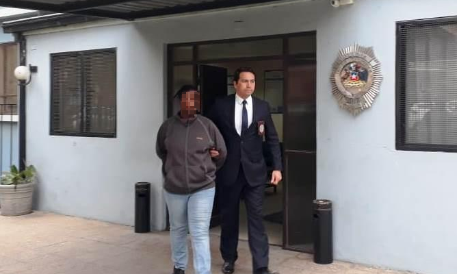 Detienen a una auxiliar de un colegio por abuso sexual contra menor: lo grabó orinando