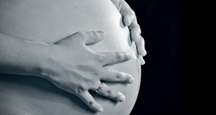 Mujer perdió a su hijo por error en fecha de gestación: ordenan millonaria indemnización