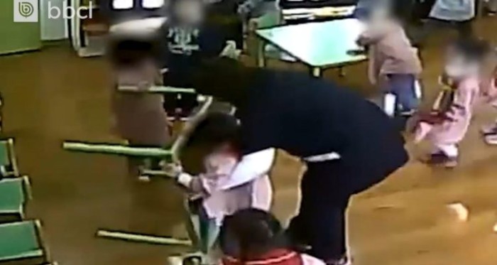 Mujer enfrentará a la justicia tras ser grabada golpeando a niña en jardín infantil
