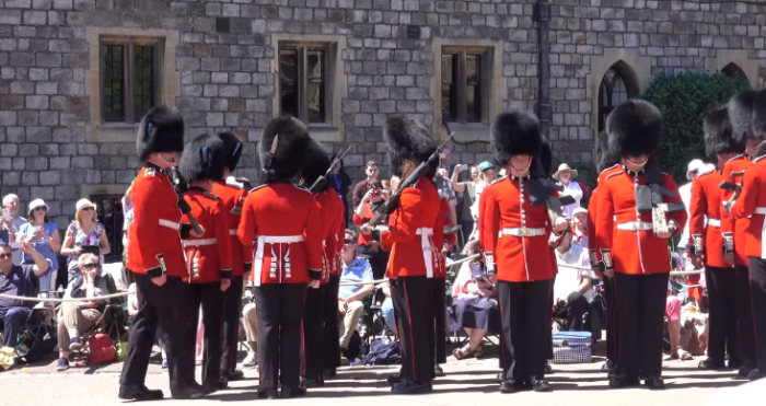 Guardia Real protagonizó desastroso (pero chistoso) desfile afuera del castillo de Windsor