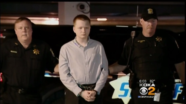 Joven habría asesinado a madre y hermano menor en EEUU: no le gustó su regalo de Navidad