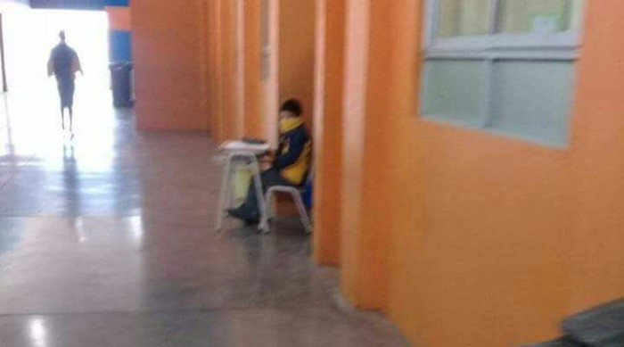 Por demorarse mucho: madre acusa que su hijo tuvo que terminar prueba en el pasillo a -2°C