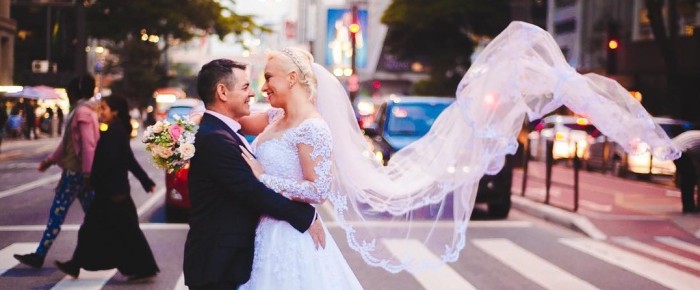 Como novios a todas partes: matrimonio viaja por el mundo fingiendo que acaba de casarse