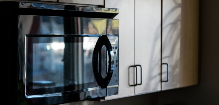 Hombre publicó foto para vender su microondas y terminó mostrando partes íntimas