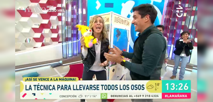 Panel de 'La Mañana' probó truco viral para sacar peluches desde máquina... y lo logró