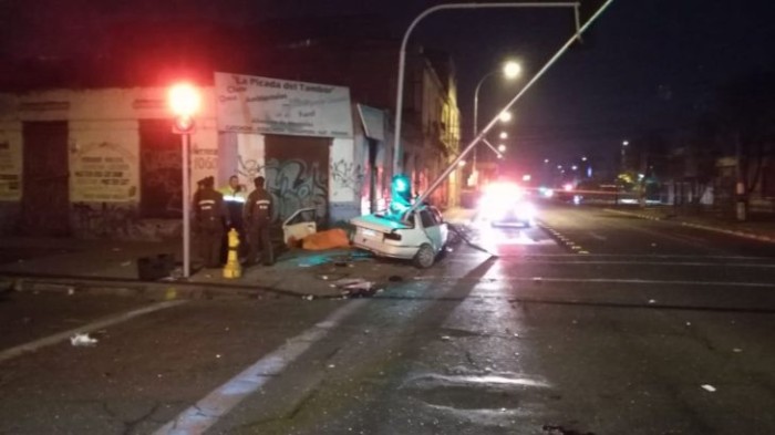 Violento choque dejó un muerto y dos heridos: el auto terminó atravesado por un poste