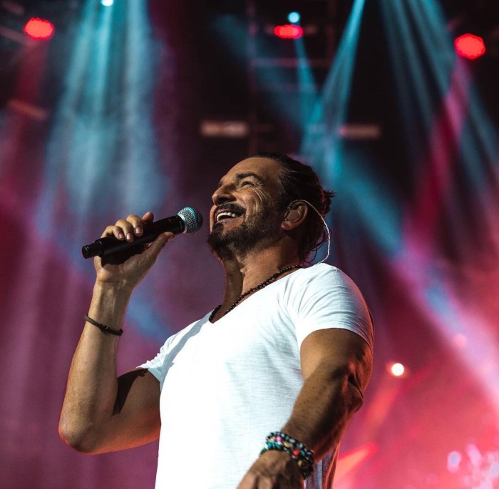 Adiós cabellera larga: nuevo look de Ricardo Arjona reencantó a sus fans
