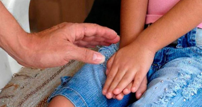 Mujer pilló a conviviente desnudo en pieza de hija de 13 años: habría intentado abusarla