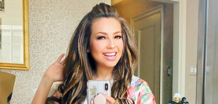 Thalía recibe críticas divididas tras foto donde su rostro luce 'poco natural'
