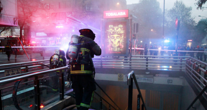 Registros de usuarios evidencian las consecuencias que dejó incendio en estación Tobalaba